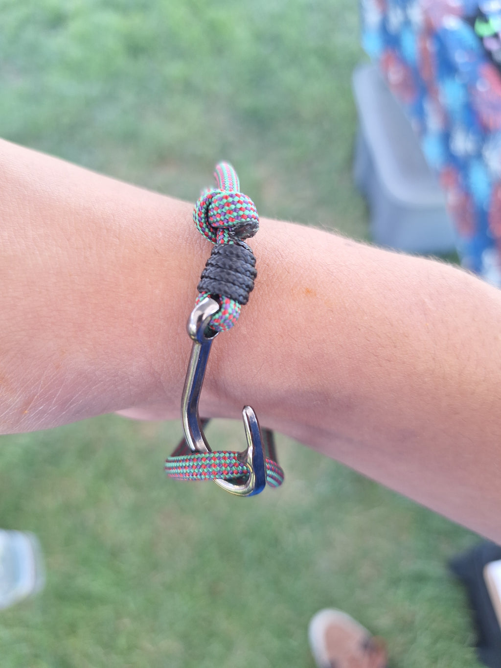 Fishing hook paracord bracelet