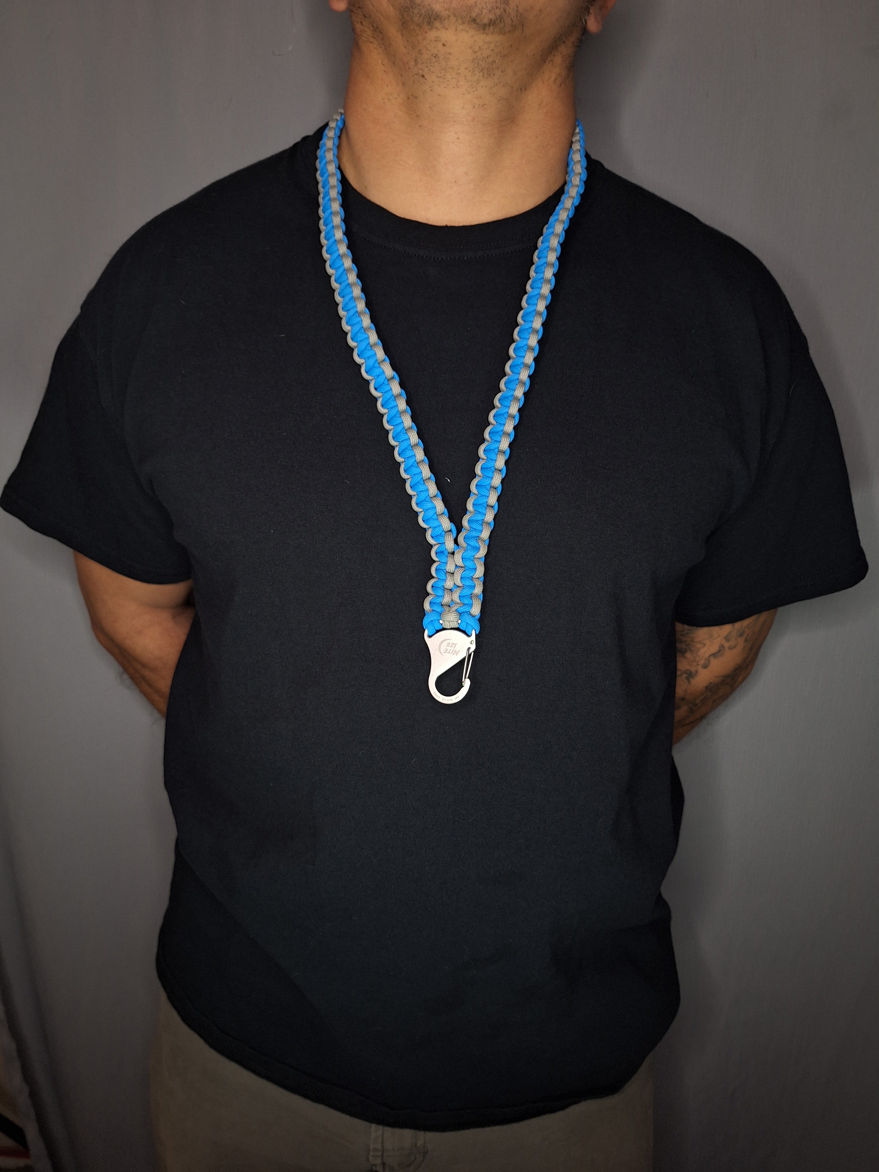 Sky blue/grayParacord lanyard