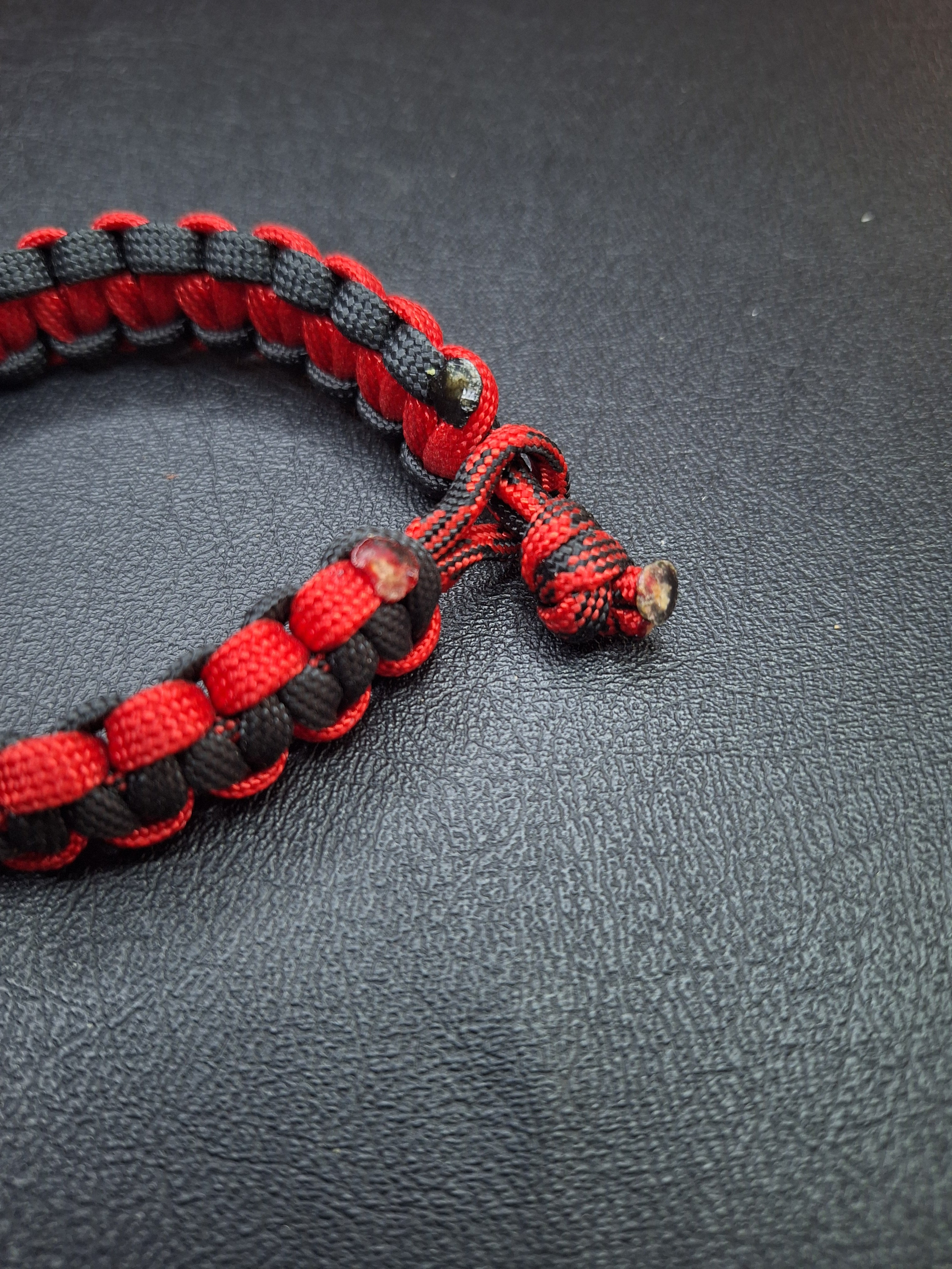 Black/red paracord bracelet
