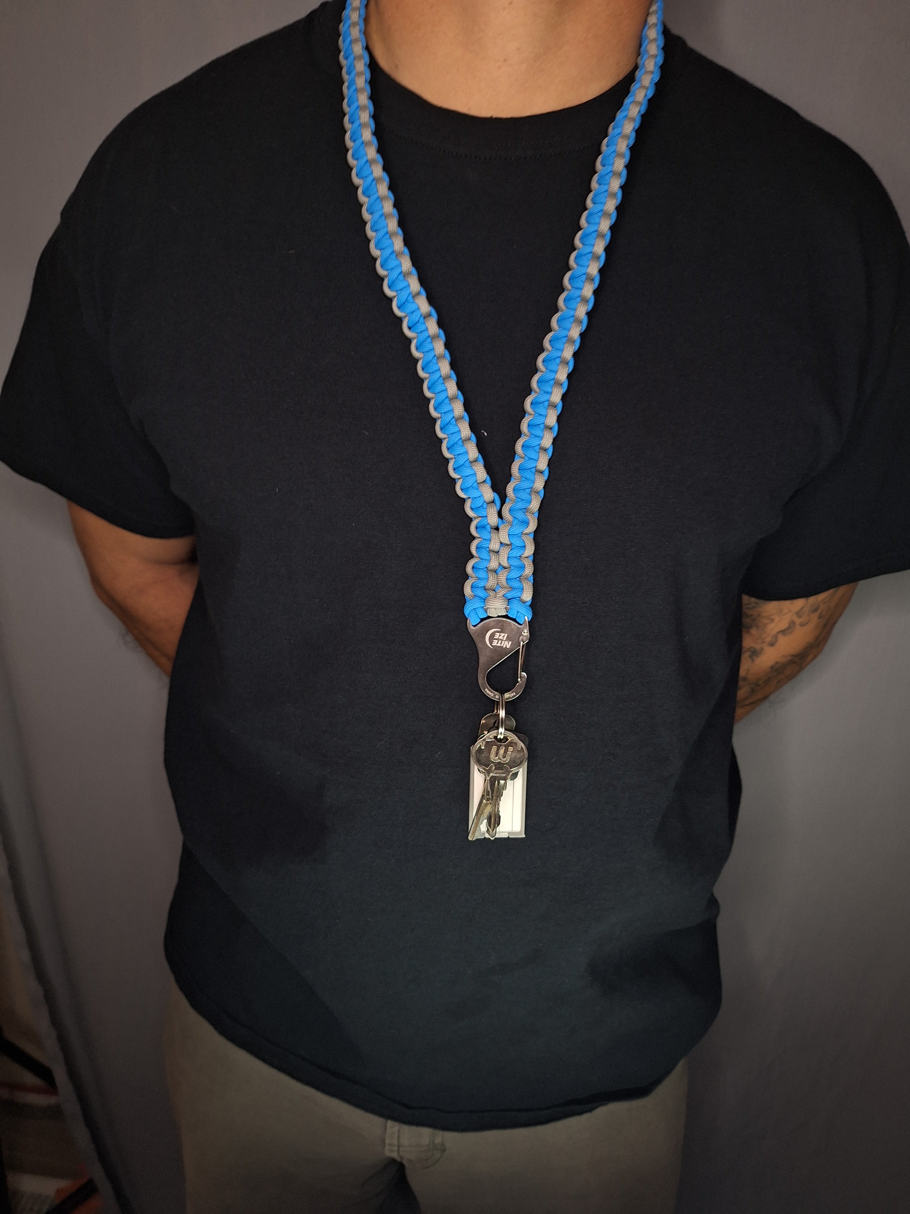 Sky blue/grayParacord lanyard