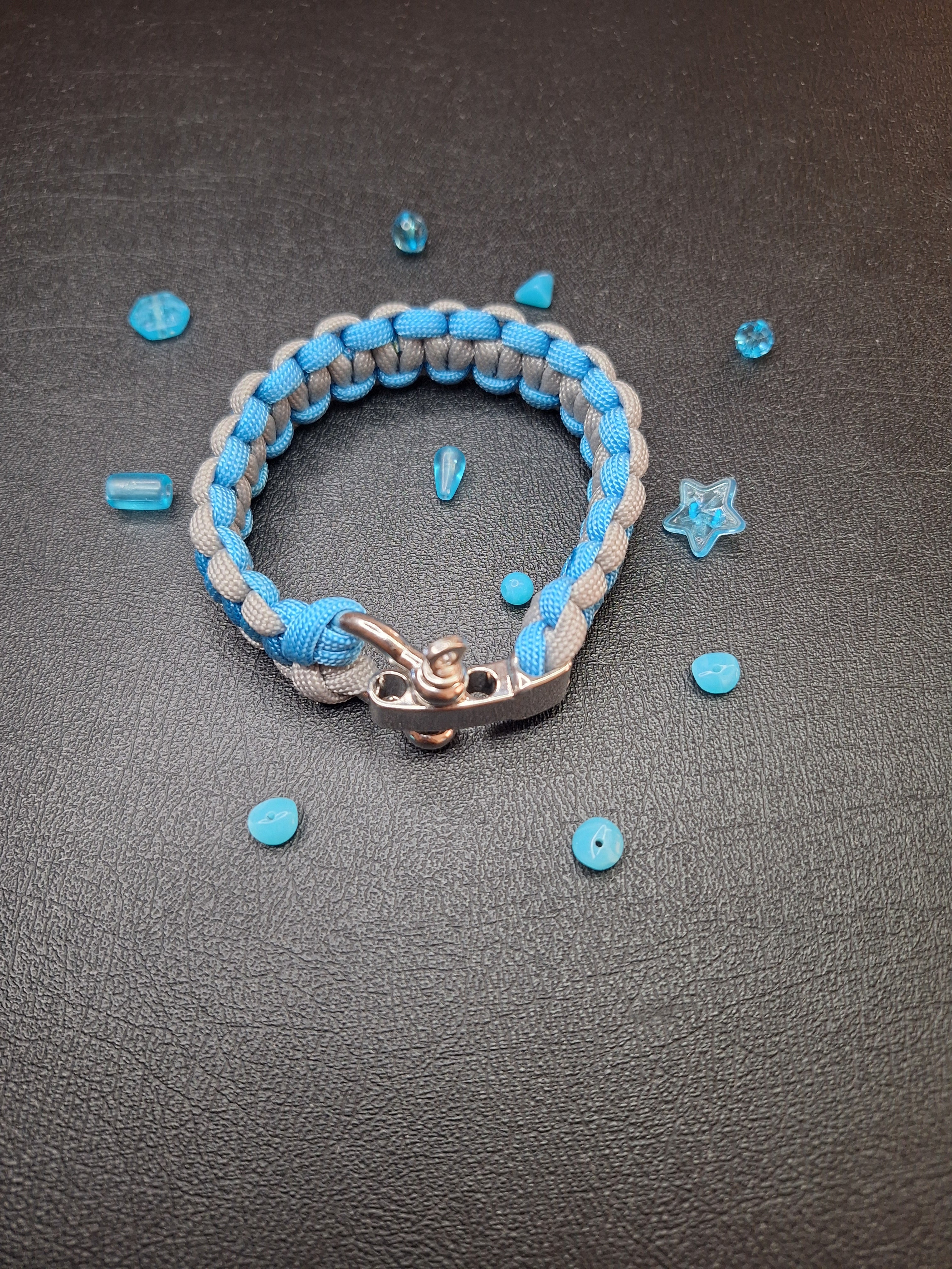 Blue and gray paracord bracelet